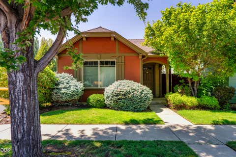 Photo of 417 NW 27th Street, Redmond, OR 97756 (MLS # 220227384)