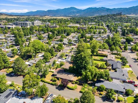 Tiny photo for 2516 Sandy Terrace, Medford, OR 97504 (MLS # 220225134)