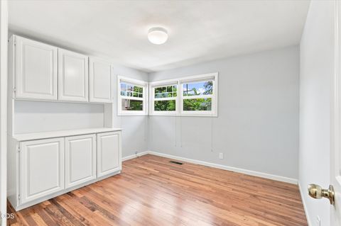 Tiny photo for 2516 Sandy Terrace, Medford, OR 97504 (MLS # 220225134)