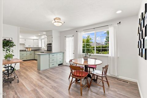 Tiny photo for 2516 Sandy Terrace, Medford, OR 97504 (MLS # 220225134)