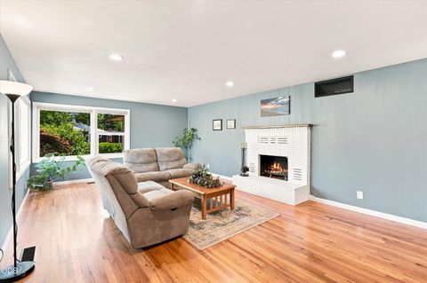 Tiny photo for 2516 Sandy Terrace, Medford, OR 97504 (MLS # 220225134)