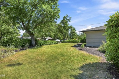 Tiny photo for 2516 Sandy Terrace, Medford, OR 97504 (MLS # 220225134)