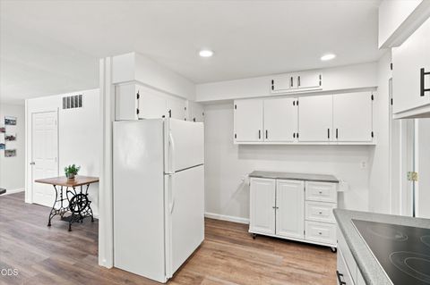 Tiny photo for 2516 Sandy Terrace, Medford, OR 97504 (MLS # 220225134)