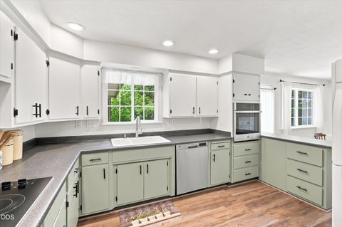 Tiny photo for 2516 Sandy Terrace, Medford, OR 97504 (MLS # 220225134)