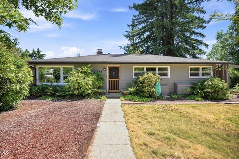 Photo of 2516 Sandy Terrace, Medford, OR 97504 (MLS # 220225134)