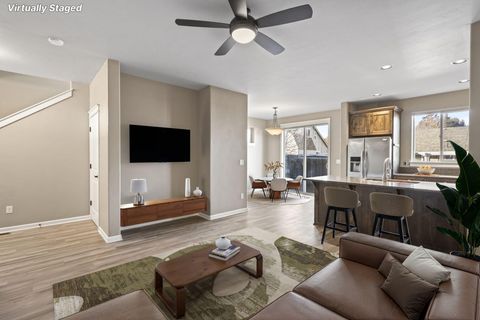 Tiny photo for 20786 Comet Lane, Bend, OR 97701 (MLS # 220216665)