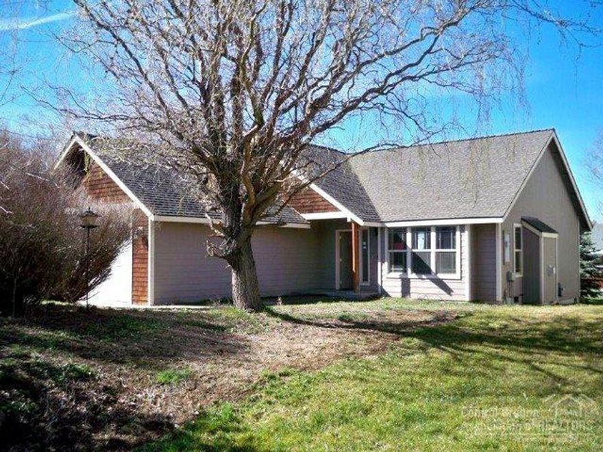Hardwood floors, vaulted great room effect. Large country kitchen with oak cabinets. Large lot with lots of privacy. Close to schools and down town area. New interior paint, new carpeting.