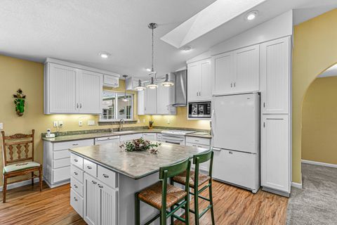 Tiny photo for 4059 Ditch Creek Road, Rogue River, OR 97537 (MLS # 220212660)