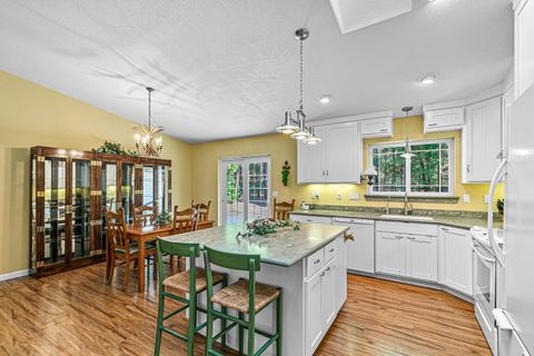 Tiny photo for 4059 Ditch Creek Road, Rogue River, OR 97537 (MLS # 220212660)