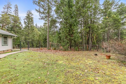 Tiny photo for 4059 Ditch Creek Road, Rogue River, OR 97537 (MLS # 220212660)