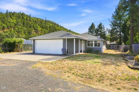 Photo of 125 Penny Lane, Shady Cove, OR 97539 (MLS # 220228432)