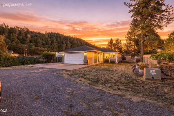 125 PENNY LN, SHADY COVE, OR 97539 - Image 4cac6b0439bdfd54612c85c733a47cf0/3754015165