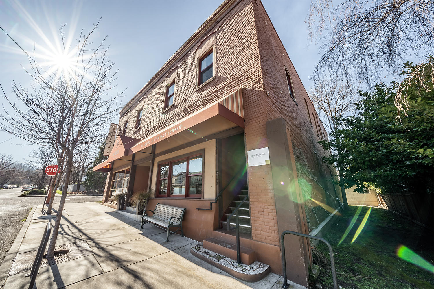 Main image without alt text