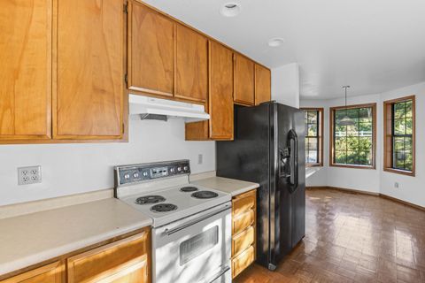 Tiny photo for 4437 San Juan Drive, Medford, OR 97504 (MLS # 220217358)