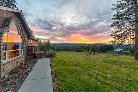 Photo of 587 Summit Loop, Grants Pass, OR 97527 (MLS # 220219720)