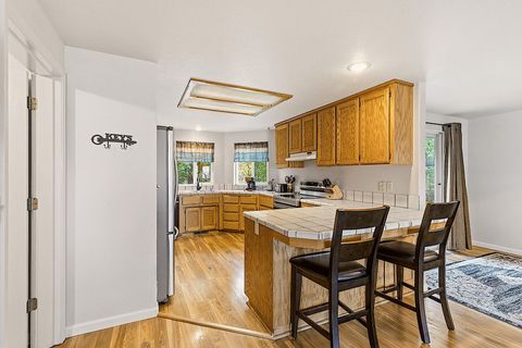 Tiny photo for 587 Summit Loop, Grants Pass, OR 97527 (MLS # 220219720)