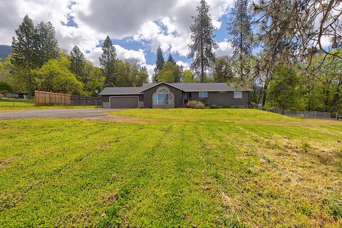 Tiny photo for 587 Summit Loop, Grants Pass, OR 97527 (MLS # 220219720)