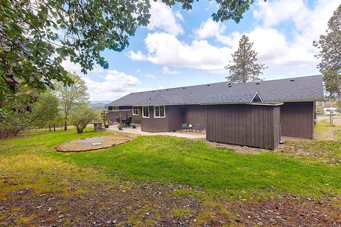 Tiny photo for 587 Summit Loop, Grants Pass, OR 97527 (MLS # 220219720)