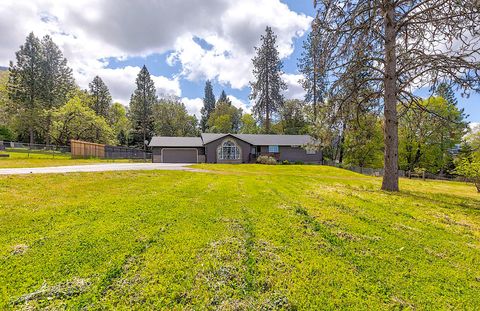 Tiny photo for 587 Summit Loop, Grants Pass, OR 97527 (MLS # 220219720)