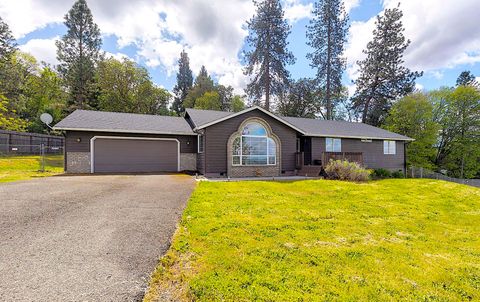 Tiny photo for 587 Summit Loop, Grants Pass, OR 97527 (MLS # 220219720)