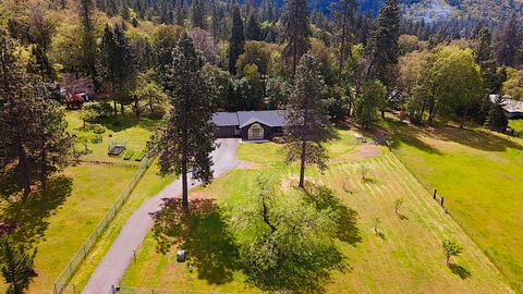 Tiny photo for 587 Summit Loop, Grants Pass, OR 97527 (MLS # 220219720)