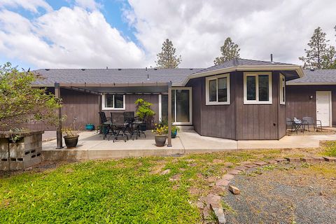 Tiny photo for 587 Summit Loop, Grants Pass, OR 97527 (MLS # 220219720)