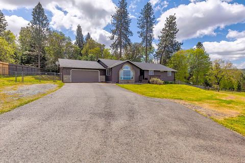 Tiny photo for 587 Summit Loop, Grants Pass, OR 97527 (MLS # 220219720)