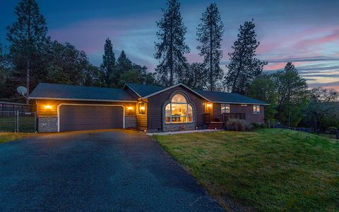 Tiny photo for 587 Summit Loop, Grants Pass, OR 97527 (MLS # 220219720)