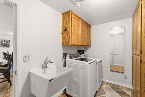 Tiny photo for 587 Summit Loop, Grants Pass, OR 97527 (MLS # 220219720)