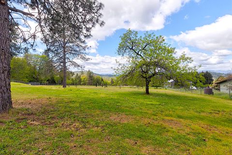 Tiny photo for 587 Summit Loop, Grants Pass, OR 97527 (MLS # 220219720)