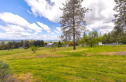 Tiny photo for 587 Summit Loop, Grants Pass, OR 97527 (MLS # 220219720)