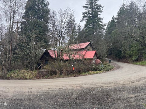 Photo of 819 Ulrich Road, Prospect, OR 97536 (MLS # 220223171)