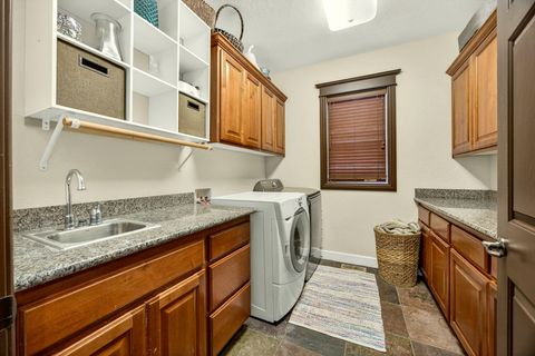 Tiny photo for 112 Monterey Dr, Medford, OR 97504 (MLS # 220217383)