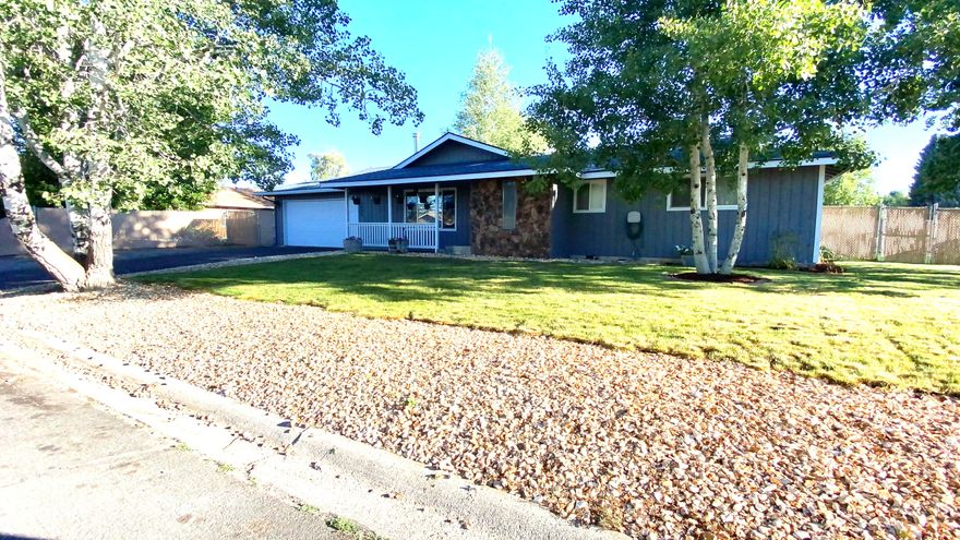 Beautiful home in the wonderful Gatewood neighborhood.  This home boasts a nice open floor plan, 3 large bedrooms, two baths, an attached 2 car garage, and room for RV parking.  Freshly painted and owned by non-smokers.  There is a small dog run with a doggy door leading into the laundry room.  The garage has extra storage space for workout equipment, tools, etc. This home is turnkey and ready to move into.