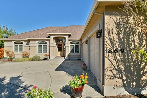 Tiny photo for 869 St Andrews Way, Eagle Point, OR 97524 (MLS # 220213268)
