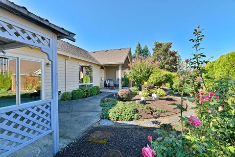 Tiny photo for 869 St Andrews Way, Eagle Point, OR 97524 (MLS # 220213268)