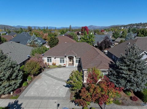 Photo of 869 St Andrews Way, Eagle Point, OR 97524 (MLS # 220213268)
