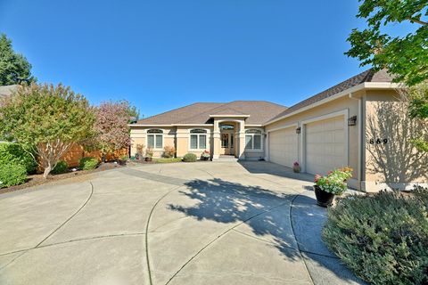 Tiny photo for 869 St Andrews Way, Eagle Point, OR 97524 (MLS # 220213268)