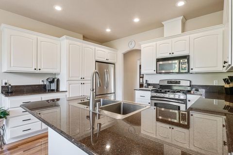 Tiny photo for 869 St Andrews Way, Eagle Point, OR 97524 (MLS # 220213268)