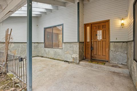 Tiny photo for 1080 Ferry Road, Grants Pass, OR 97526 (MLS # 220210774)