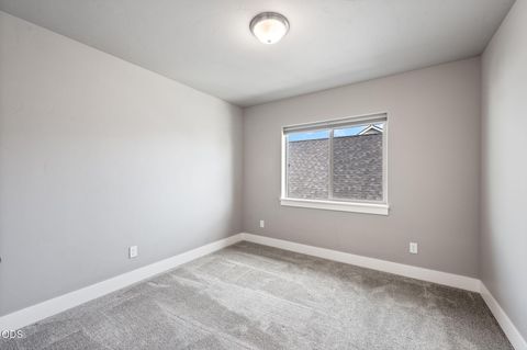 Tiny photo for 20606 SE Slate Avenue, Bend, OR 97702 (MLS # 220225138)