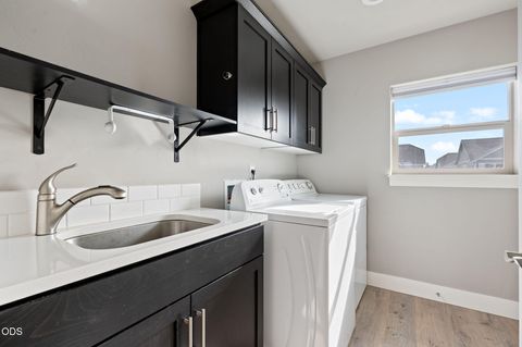 Tiny photo for 20606 SE Slate Avenue, Bend, OR 97702 (MLS # 220225138)