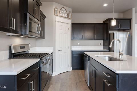 Tiny photo for 20606 SE Slate Avenue, Bend, OR 97702 (MLS # 220225138)