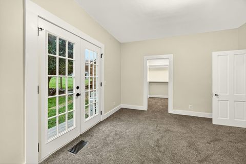 Tiny photo for 527 Chestnut Street, Ashland, OR 97520 (MLS # 220212305)