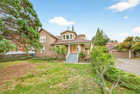 Photo of 527 Chestnut Street, Ashland, OR 97520 (MLS # 220212305)
