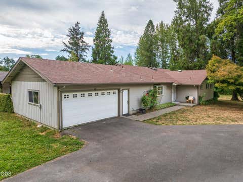 Photo of 1740 Southgate Way, Grants Pass, OR 97527 (MLS # 220224814)