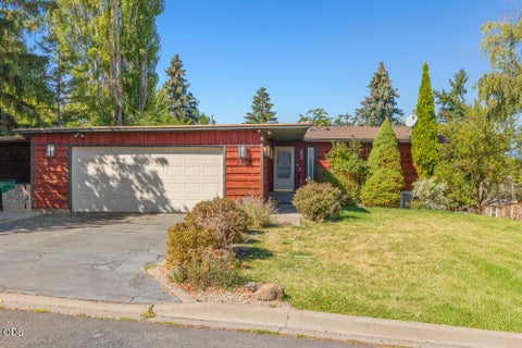 Photo of 2530 Berkeley Street, Klamath Falls, OR 97601 (MLS # 220228759)