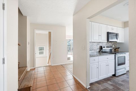 Tiny photo for 6660 Shasta Way, Klamath Falls, OR 97603 (MLS # 220215229)