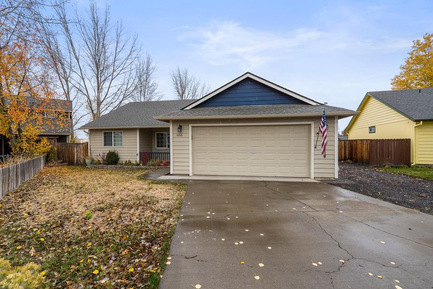 Great home located in Stone Ridge. This 3 bedroom 2 bath home is on a quiet cul-de-sac. This home has so much to offer  including....Vaulted ceilings, open concept living, spacious kitchen, whole house water filtration system, split floor plan, RV /Boat parking and so much more. Call today before its gone!