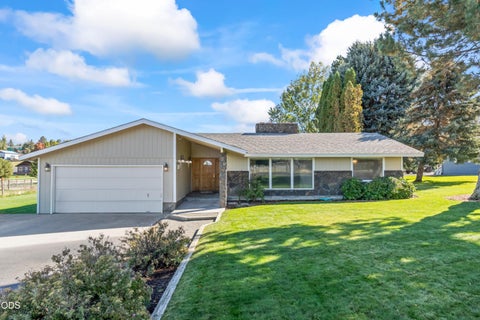 Photo of 965 NE Brown Drive, Madras, OR 97741 (MLS # 220229400)